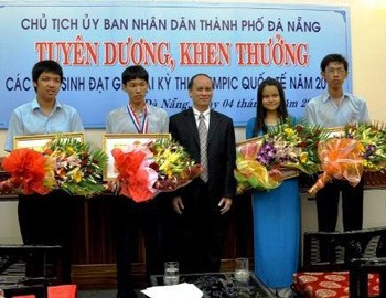 Chairman Tran Van Minh (centre) with the four Olympiad winners