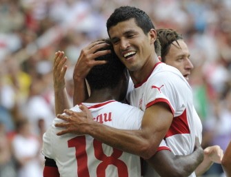 AFP - Stuttgart's Mexican defender Maza (R) celebrates with teammate Cacau after he scored during the German first division Bundesliga football match VfB Stuttgart vs Schalke 04