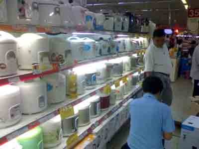 The electronics industry at present focused on cutting prices mainly on electrical and mobile phone accessories (Photo:Y. Nhi)