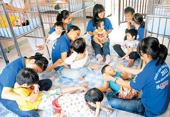 Student volunteers visit ‘Agent Orange’ victims at Tu Du Hospital, Hoa Binh Village, HCMC (Photo: SGGP)