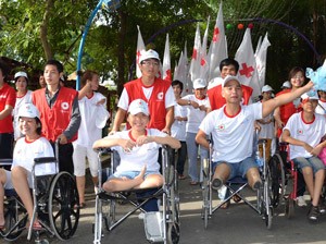 A fundraising walk for Vietnam’s dioxin victims is organized in Hanoi on August 7, 2011, with the participation of about 10,000 people