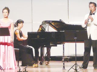 Soprano Cho Hae Ryong (L) and clarinetist Dao Nhat Quang (R).