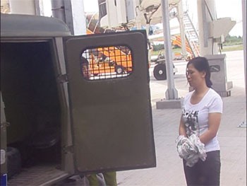 Police taking La Thi Thinh from Hanoi to Can Tho City for further investigation