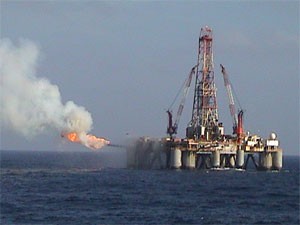 A drilling rig in Vietnam southern beach town Vung Tau. Minister Nguyen Minh Quang said the country needs to use natural resources with care for the sake of long term development (Photo: Phan Hien)