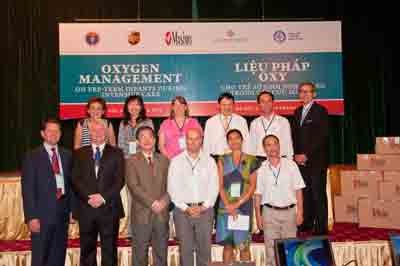 Representatives at the presentation ceremony of oximeters to 95 hospitals in Vietnam (Photo: NT)
