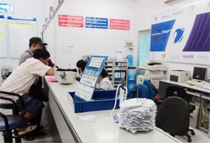 People seek telecommunication services at a VNPT office in HCMC. New Minister of Information and Technology says telecom facilities will be improved under his tenure (Photo: Minh Tri)