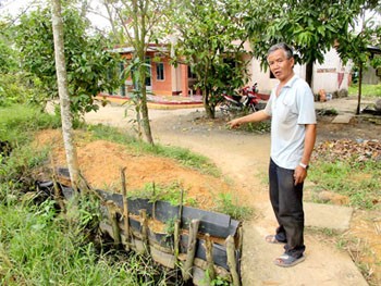 A Tam An Commune resident has built an embankment to prevent wastewater from flowing into his house in Long Thanh District of Dong Nai Province (Photo: SGGP)