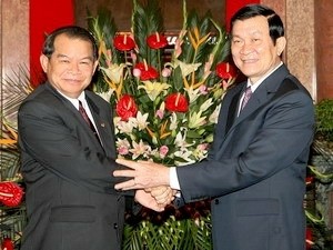 Vietnamese President Truong Tan Sang (R) receives Vientiane Party Committee Secretary and Mayor Soukanh Mahalat in Hanoi August 12, 2011 (Photo: Vietnam News Agency)