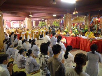 People attending prayers at Suoi Tien Cultural Park in Thu Duc District, HCMC (Photo: SGGP)