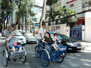 Foreign tourists travel by cyclos in Ho Chi Minh City (Photo: Minh Tri)
