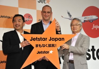 AFP - Bruce Buchanan (C), CEO of Qantas Airways' low cost subsidiary Jetstar Group, smiles with Japan Airlines (JAL) president Masaru Onishi (L) and Japanese trading house Mitsubishi Corporation executive vice president Hideshi Takeuchi (R) as they announce that Jetstar, JAL and Mitsubishi would launch a new budget airline