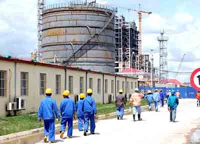 Chinese workers going for their shift at the Ninh Binh Fertilizer Plant (Photo: SGGP)