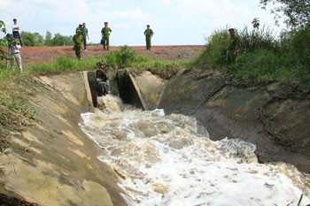 Wastewater from the Sonadezi Company spewing into the Ba Cheo Canal (Photo: Thanh Nien)