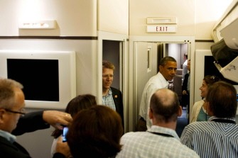 AFP - US President Barack Obama departs after speaking with reporters on board Air Force One Peoria, Illinois, August 17, 2011