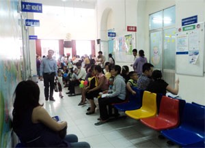Children brought for health examination at HCMC Children's Hospital No.2. Worsen HFMD has sent more of them to the hospital (Photo: Minh Tri)