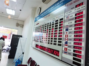 An electrical board at DongA Bank shows updates of interest rates. Lenders say they cannot reduce lending rate much due to a fierce competition between them (Photo: Minh Tri)
