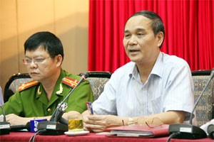 Hanoi Police director Nguyen Duc Nhanh (R) says in an August meeting that Hanoi does not oppress demonstrators. The city has ordered a stop to spontaneous demonstrations to protect public security