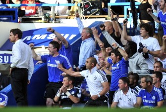 AFP - Chelsea's Portuguese manager Andre Villas-Boas (L) and the rest of the bench celebrate French striker Nicolas Anelka's goal during the game
