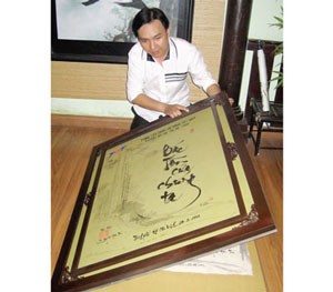Giant-size calligraphy book on late President Ton Duc Thang. (Photo: Sggp)