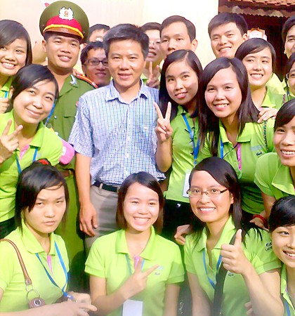 Valedictorians with Prof. Ngo Bao Chau (Photo: SGGP)