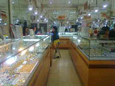 People don't buy gold when the domestic gold price is above VND300,000 a tael higher than global price (Photo: U. Phuong)