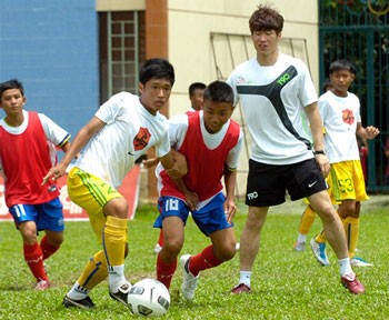 Korean soccer Park Ji Sung plays football with young soccers of Ho Chi Minh City's Thanh Long Club. (Photo: Sggp)