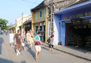 Foreign tourists on the ancient town of Hoi An in the central province of Quang Nam (Photo: Phan Hien)