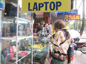 (File photo) Two foreign visitors do shopping near the Saigon Tax Trade Center in Ho Chi Minh City’s District 1 (Photo: P.V.)