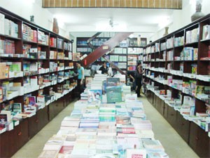 Books bought from online stores reach your very doorstep within a day or so without having to travel around to various bookshops in search for the right one (Photo: Phan Hien)