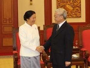 Party General Secretary Nguyen Phu Trong (R) receives Lao National Assembly President Pany Yathotu
