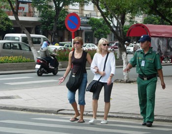 Foreign tourists visit Ho Chi Minh City. (Photo: Khanh My)