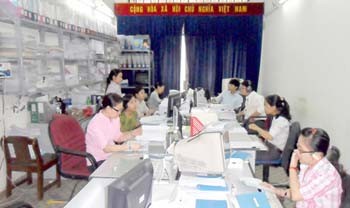 One room in the Social Insurance Agency in District 5 serves as reception area, store room cum meeting room (Photo: SGGP)