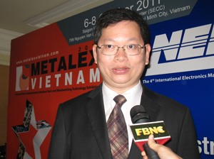 Reed Tradex managing director Chainarong Limpkittisin briefs METALEX Vietnam 2011 to media on Aug. 25 in Hochiminh City (Photo: Tuong Thuy)