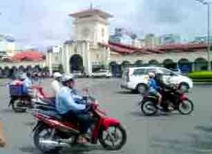 Wearing helmets is a mandatory safety measure when driving a motorcycle on city streets (Photo: U. Phuong)