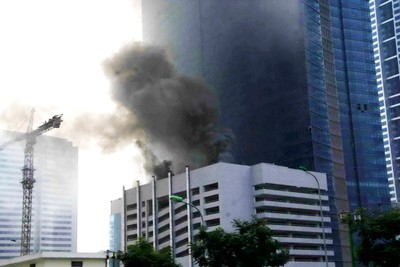 Smoke billowing out from the fire in Keangnam Tower building (Photo: SGGP)