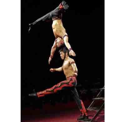 Brothers Giang Quoc Co and Giang Quoc Nghiep performing at the 2011 International Summer Circus Festival in Havana, Cuba from August 8-14 (Photo: Tuoitre)