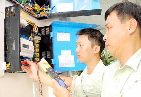 Using the inverter system to save electricity in an office building (Photo: SGGP)