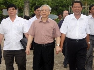 Party General Secretary Nguyen Phu Trong (C) visits Thanh Dong commune, Tan Hiep District in Kien Giang on August 2, 2011 (Photo: Vietnam News Agency)