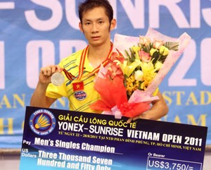 Vietnam’s Nguyen Tien Minh poses for picture at Phan Dinh Phung Stadium in HCM City August 28 after winning the 2011 Vietnam Open (Photo: Saigon Giai Phong)