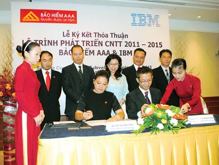 Lãnh đạo Tập đoàn IBM và Bảo hiểm AAA ký kết hợp tác chiến lược. Ảnh: M.THƯ