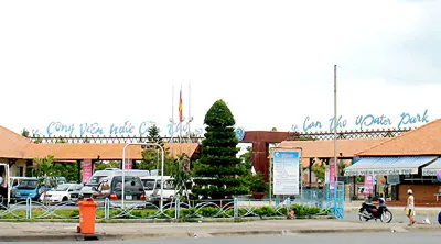 Cách điểm quy hoạch hồ bơi không xa, công viên nước Cần Thơ nhiều năm qua trùm mền, chủ yếu bán... cà phê.
