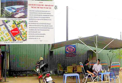 Xây hồ bơi hàng trăm tỷ đồng... để ngắm?