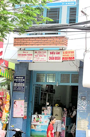 Trạm y tế phường 11, quận 10 bị bao vây bởi nhà thuốc, phòng mạch tư. Ảnh: tg.Lâm