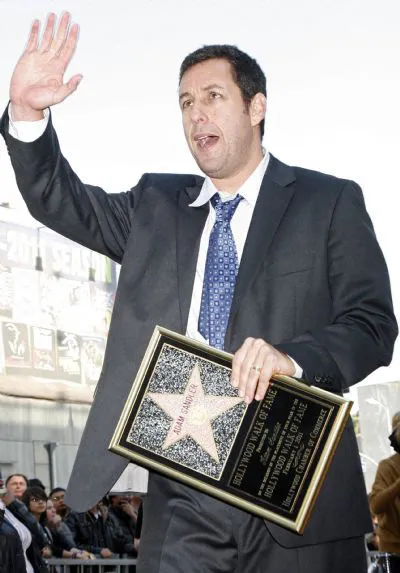 Adam Sandler thu nhập 40 triệu USD/năm