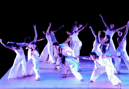 Cảnh trong vũ kịch "Kể chuyện những chiếc giày".