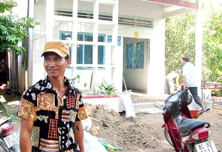 Ông Lâm Thanh Hùng (áo bông) đang nâng cấp căn nhà lưu niệm anh hùng Nguyễn Thị Út.