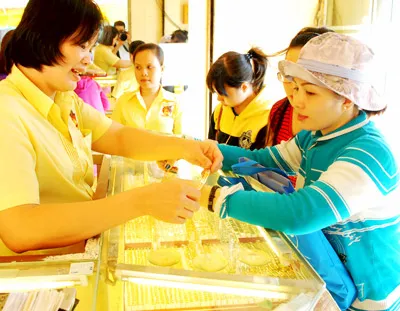 Mua vàng tại tiệm vàng Mi Hồng ở quận Bình Thạnh. Ảnh: KIM NGÂN