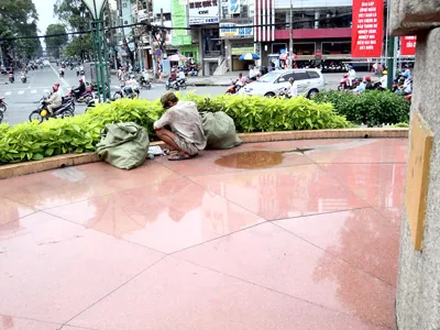 Tượng đài ở ngã 6 Lý Thái Tổ thường bị người lang thang chiếm dụng.