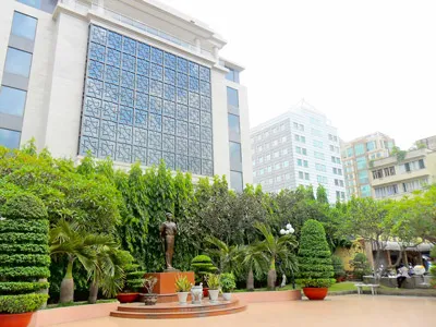 Tượng đài Trần Văn Ơn khiêm tốn trong một góc công viên.