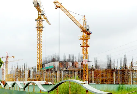 Một dự án bất động sản đang được thi công tại huyện Nhà Bè. Ảnh: THANH TÂM